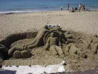 22 Playa Blanca.jpg: Aan de zuidkust ligt de badplaats Playa Blanca. Hier zien we wat er met je gebeurt als je met die harde wind te lang op het strand blijft zitten.